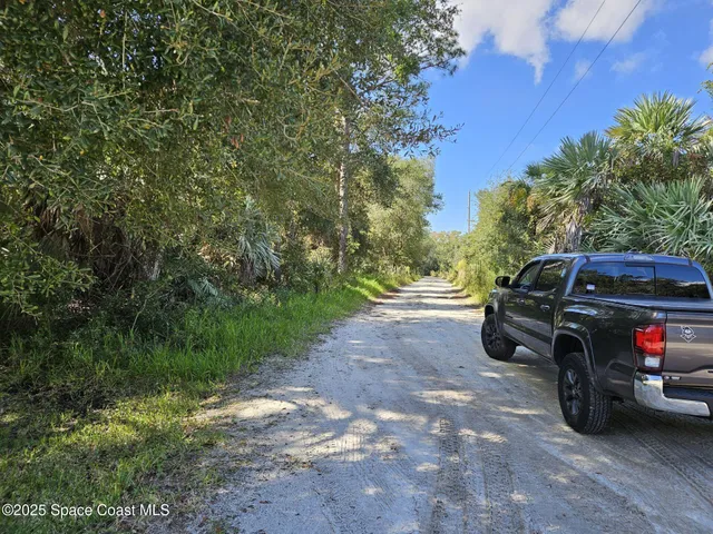 a view of a yard in front of a house