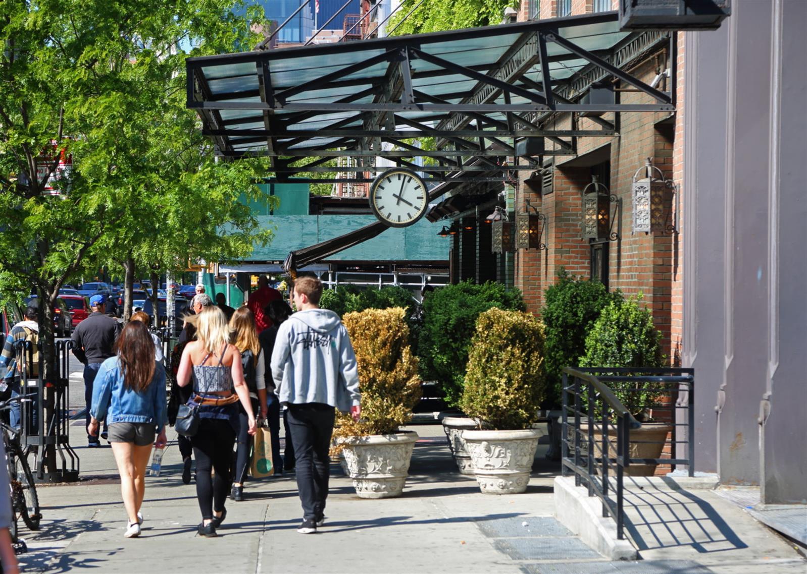 113 Sullivan Street, Unit 20123 Manhattan, NY 10012 - Photo 7 of 15 a group of people sitting in front of retail shop