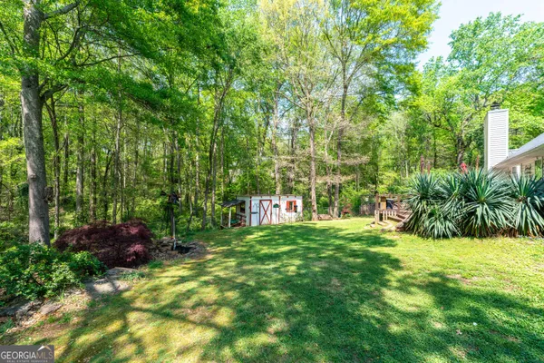 a view of a back yard