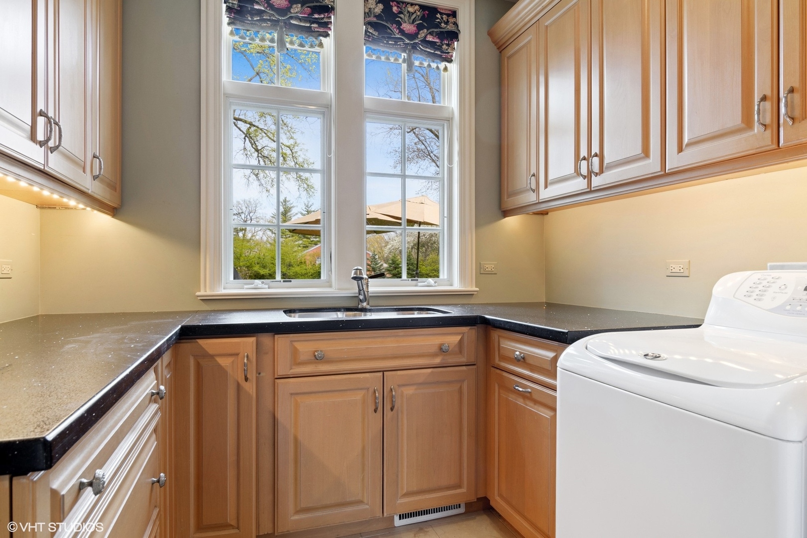 1451 North Green Bay Road Lake Forest, IL 60045 - Photo 22 of 55 a view of cabinets and window