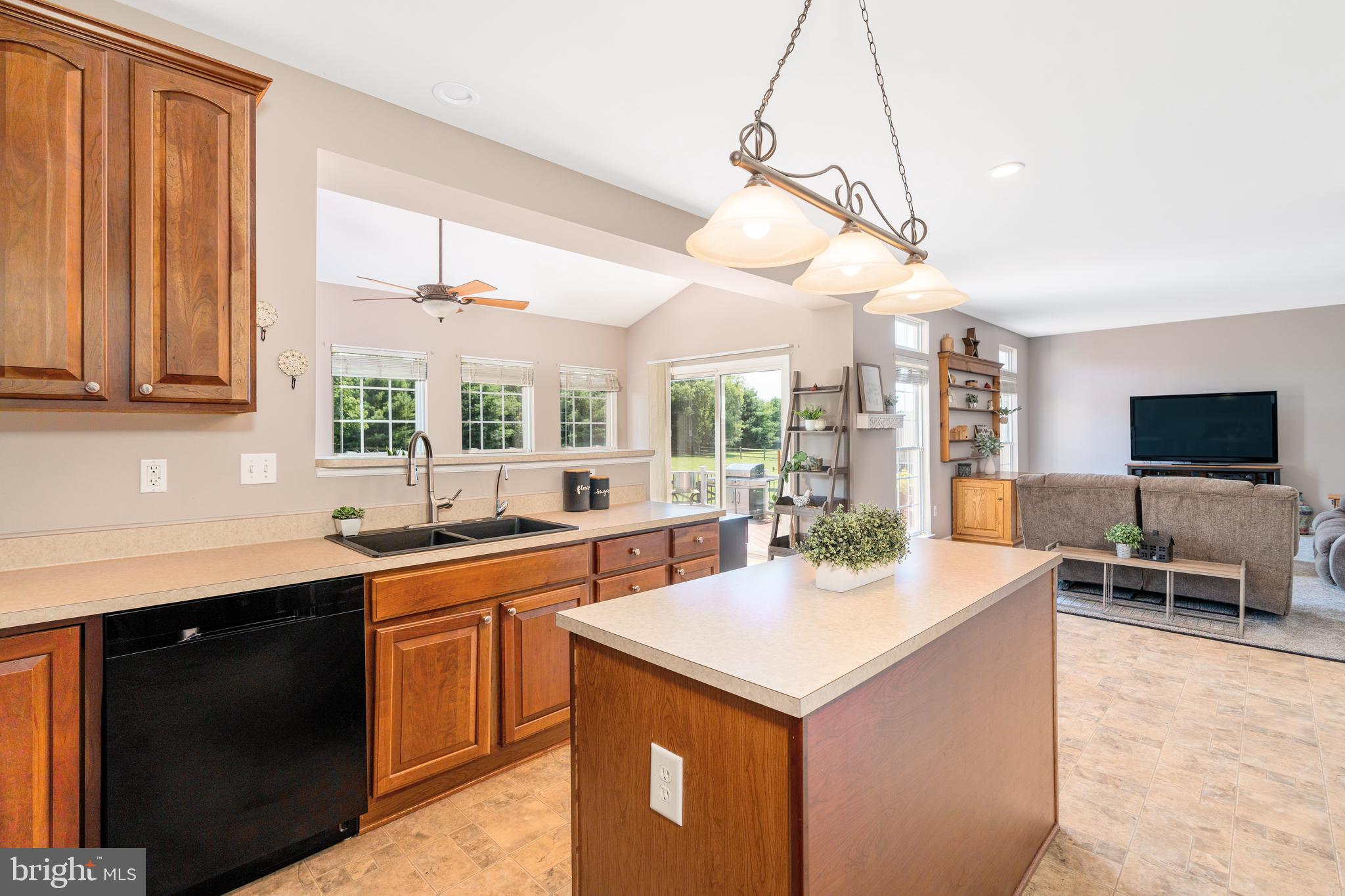 64 Manor Circle Elkton, MD 21921 - Photo 5 of 23 Kitchen with island