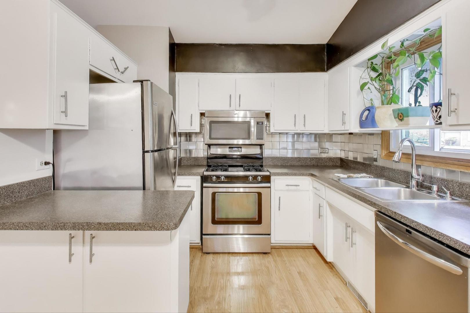 7843 Massasoit Avenue Burbank, IL 60459 - Photo 6 of 28