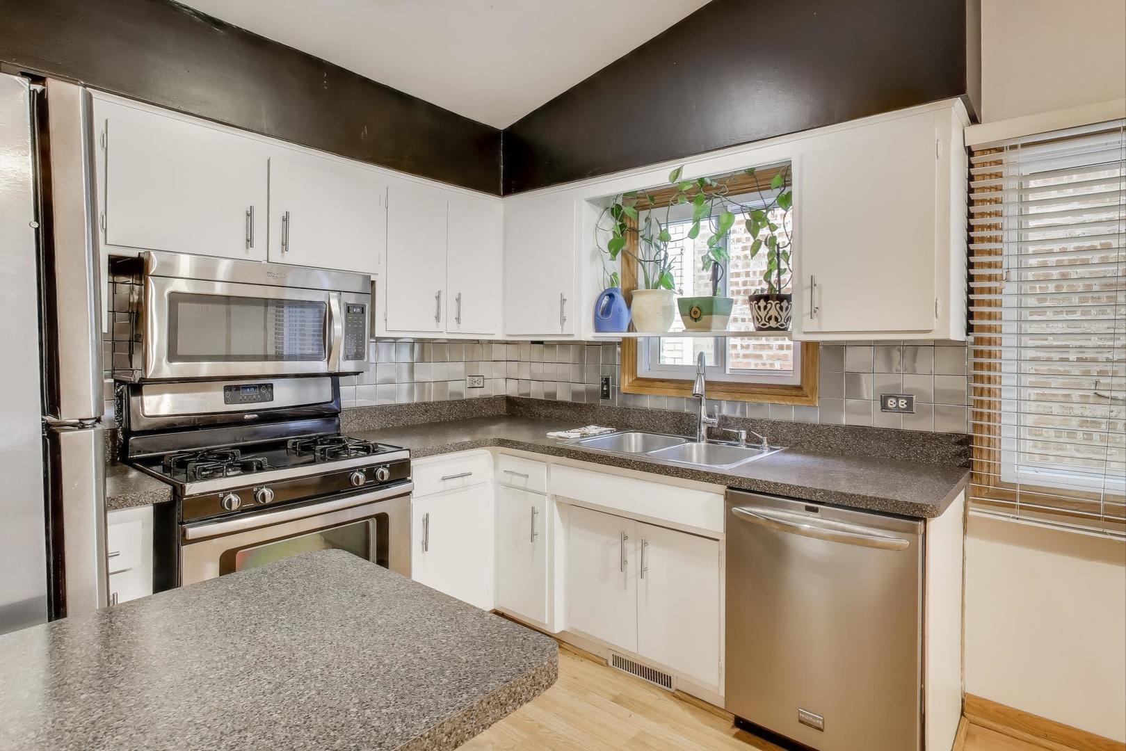 7843 Massasoit Avenue Burbank, IL 60459 - Photo 7 of 28