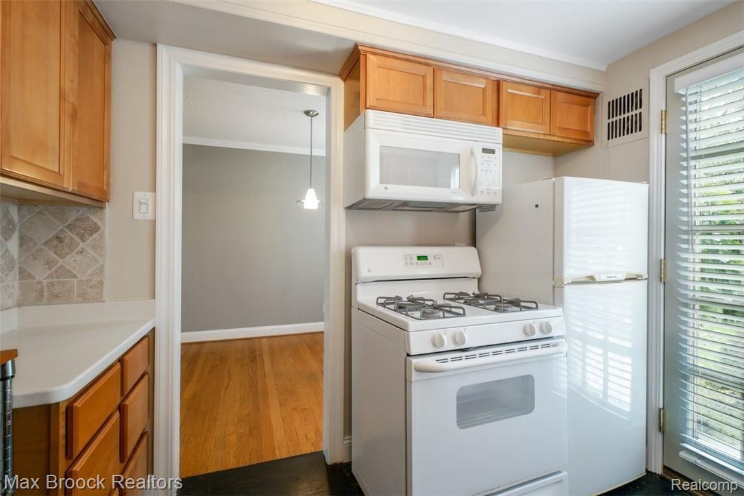 1652 Graefield Road Birmingham, MI 48009 - Photo 5 of 25 dsc03904-dsc03906.jpg