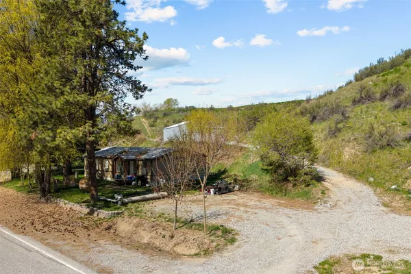 a view of a house with backyard