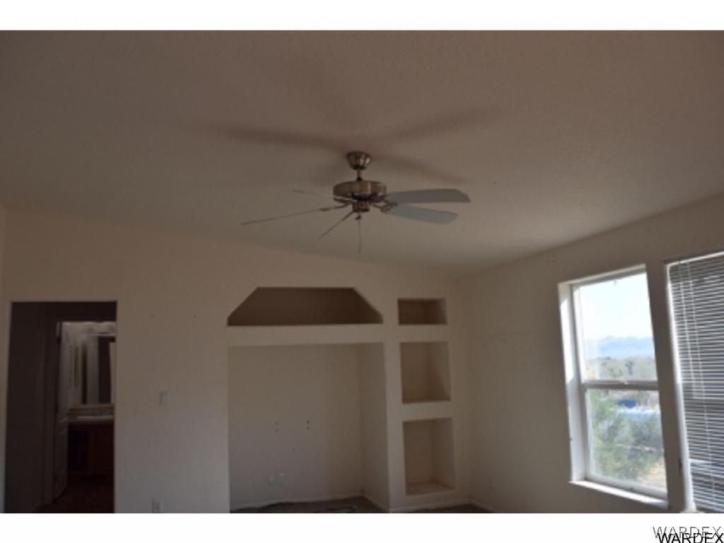 5807 Davis Road Golden Valley, AZ 86413 - Photo 10 of 17 a picture of a room