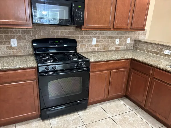 $2,100 | 25111 Country Gate Drive, Tomball, TX 77375