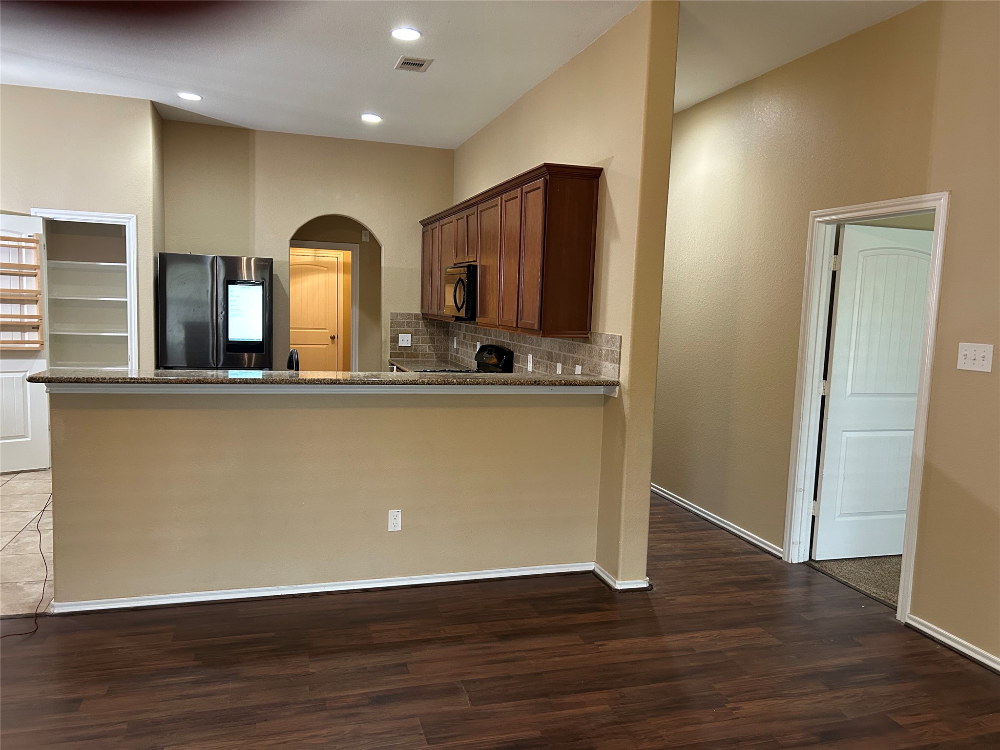 25111 Country Gate Drive Tomball, TX 77375 - Photo 6 of 22 an empty room with wooden floor and mirror
