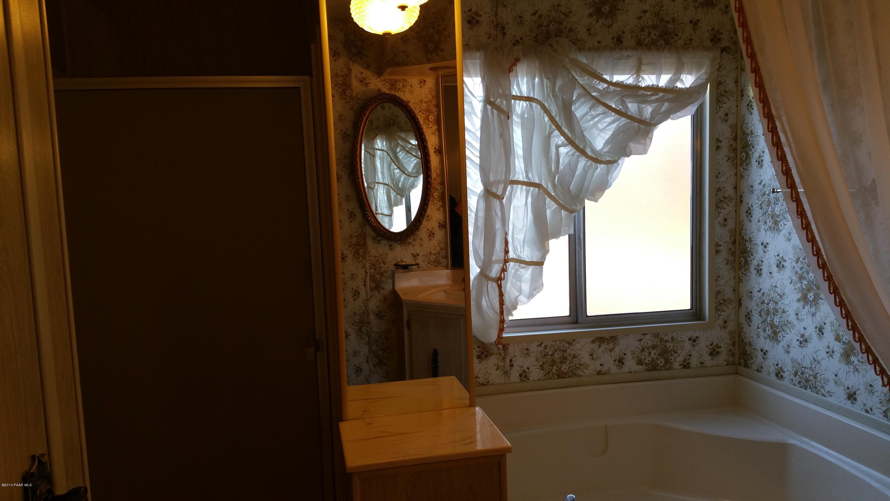 10255 East Durham Road, Unit PCC Dewey, AZ 86327 - Photo 12 of 20 Master Garden Tub and Shower 10255 Durha