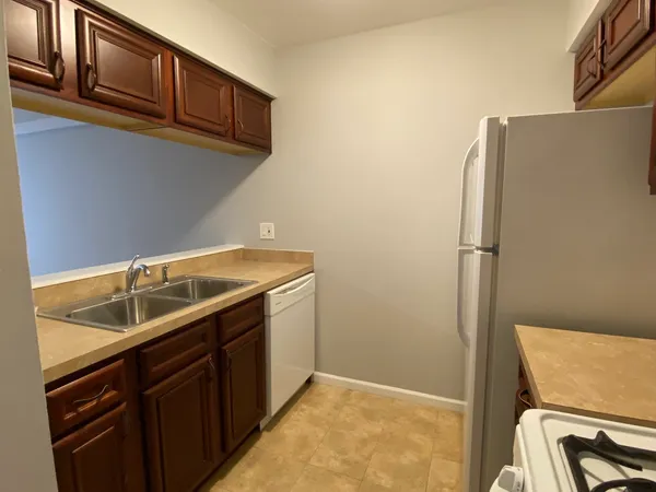 $1,950 | 623 Robin Court, Grayslake, IL 60030