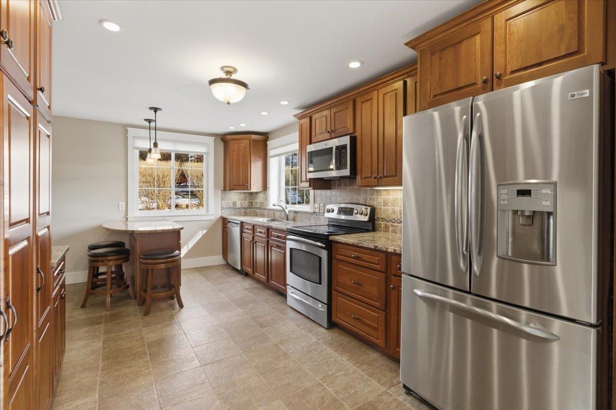 303 Prospect Street Bennington, VT 05201 - Photo 8 of 35