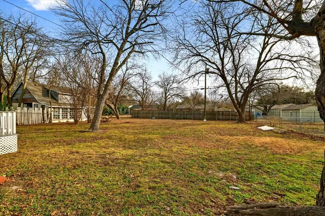 a view of yard with trees