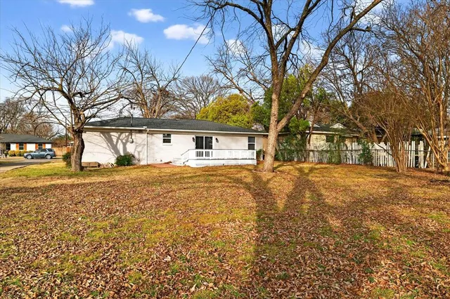 a house view with a outdoor space