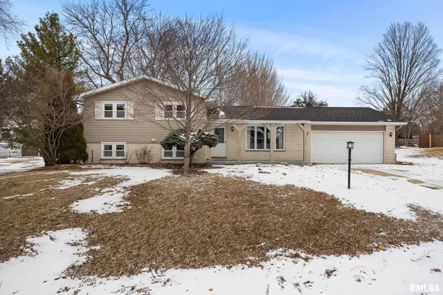$299,900 | 334 Pinecrest Drive, Germantown Hills, IL 61548
