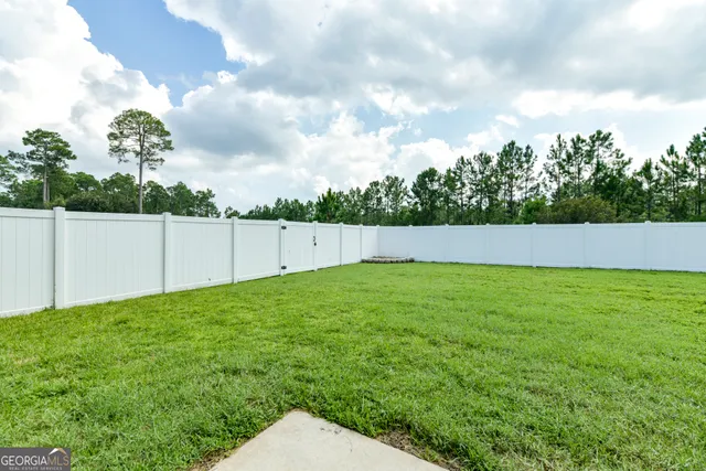 a view of a backyard