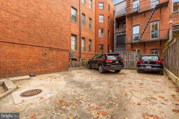 a view of yard with trees