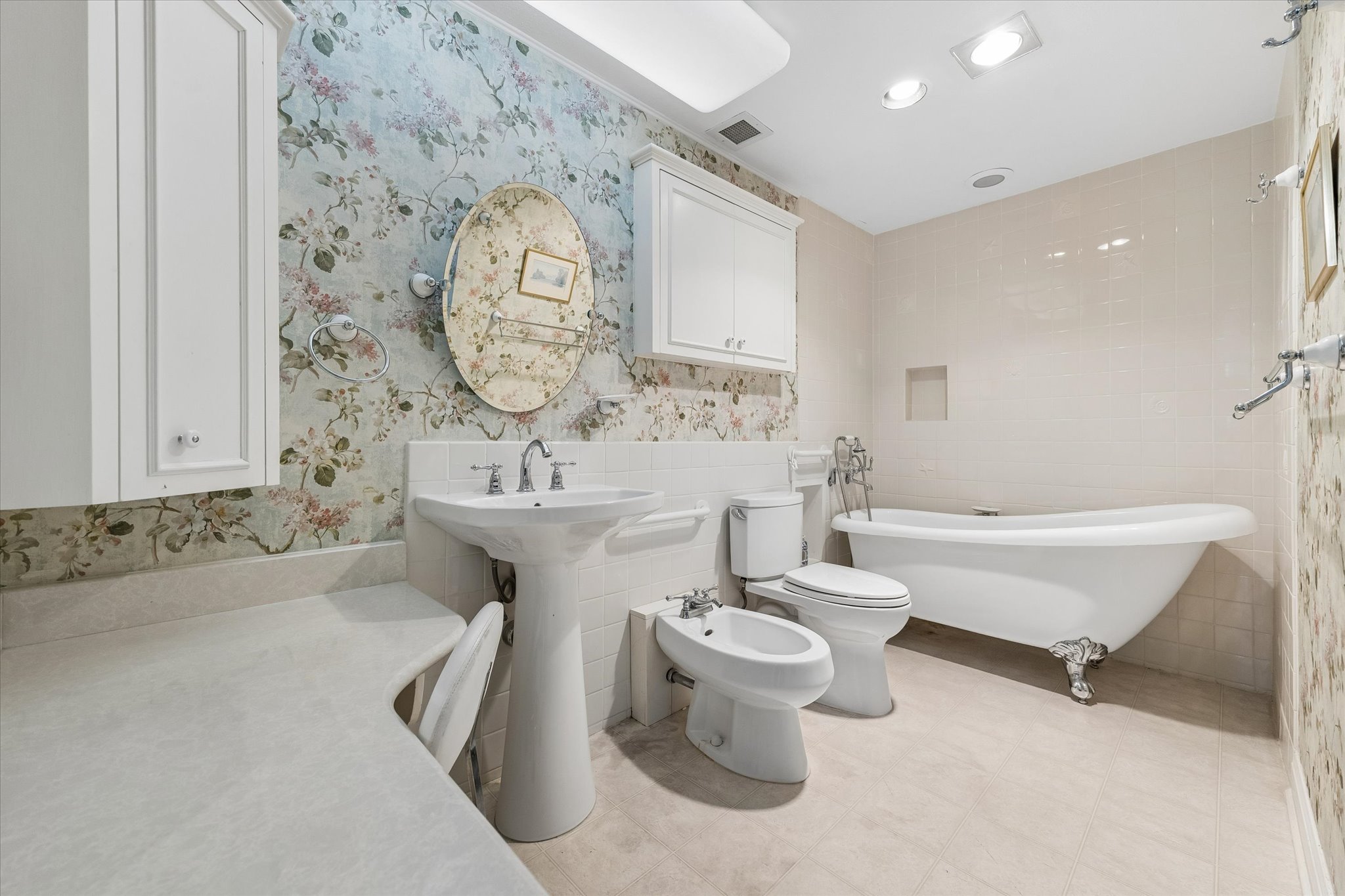 1801 Lavaca Street, Unit 6E Austin, TX 78701 - Photo 12 of 32 a spacious bathroom with a bathtub and a sink