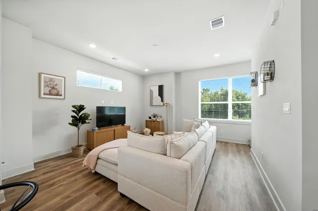 $2,500 | 1644 West Tidwell Road, Houston, TX 77091