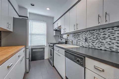 $290,000 | 71-36 Little Neck Parkway, Unit 150A | Glen Oaks