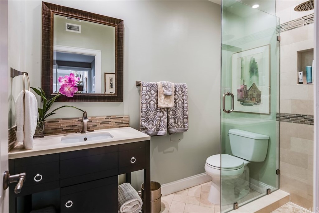 1539 Vía Coronel Palos Verdes Estates, CA 90274 - Photo 37 of 52 a bathroom with a toilet sink and mirror