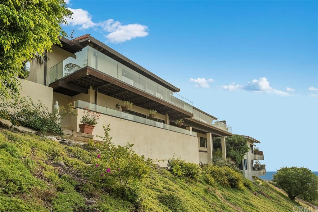 1539 Vía Coronel Palos Verdes Estates, CA 90274 - Photo 49 of 52 a backyard of a house with lots of green space