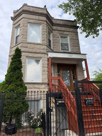 $2,200 | 1722 North Drake Avenue, Unit 1, Chicago, IL 60647