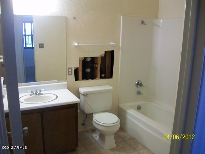 3807 West Dalphin Road Phoenix, AZ 85051 - Photo 13 of 18 Bath