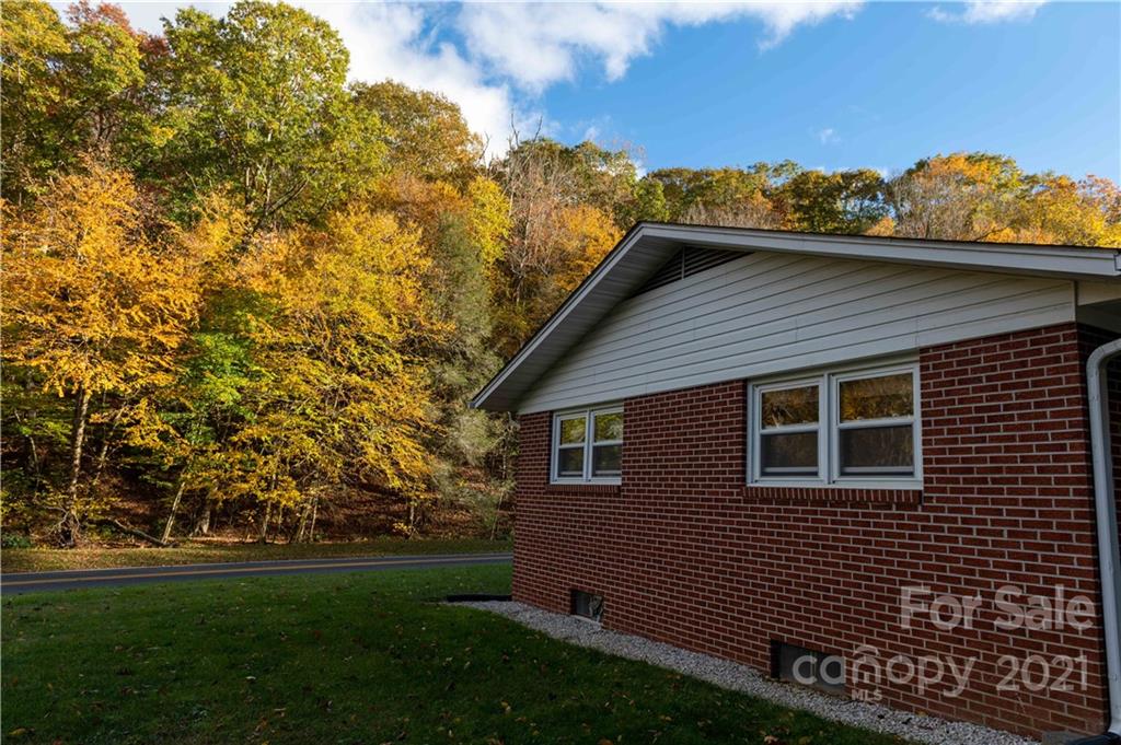 520 Chestnut Mountain Road Spruce Pine, NC 28777 - Photo 5 of 30 Gallery Image 5