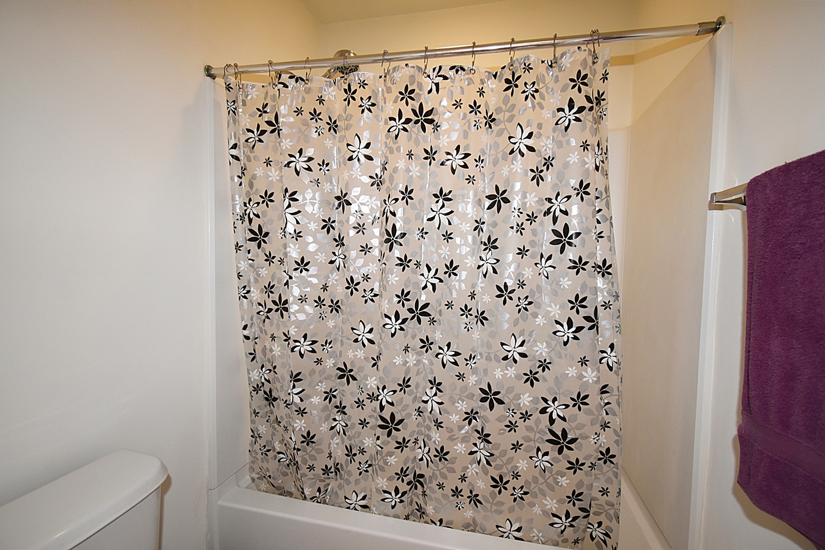 160 Orchards Pass Bartlett, IL 60103 - Photo 37 of 46 a bathroom with a shower curtain