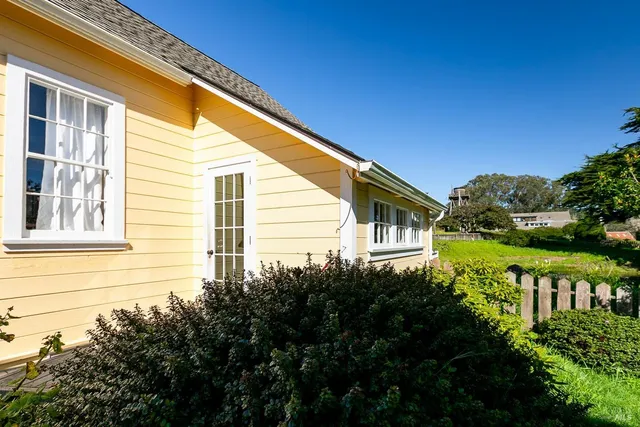 a view of a house with backyard and plants