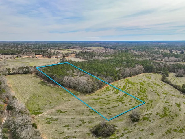 a view of a tennis court