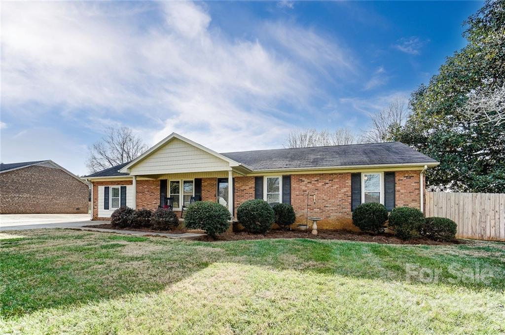 2714 Sunset Road Charlotte, NC 28216 - Photo 3 of 41 Gallery Image 3
