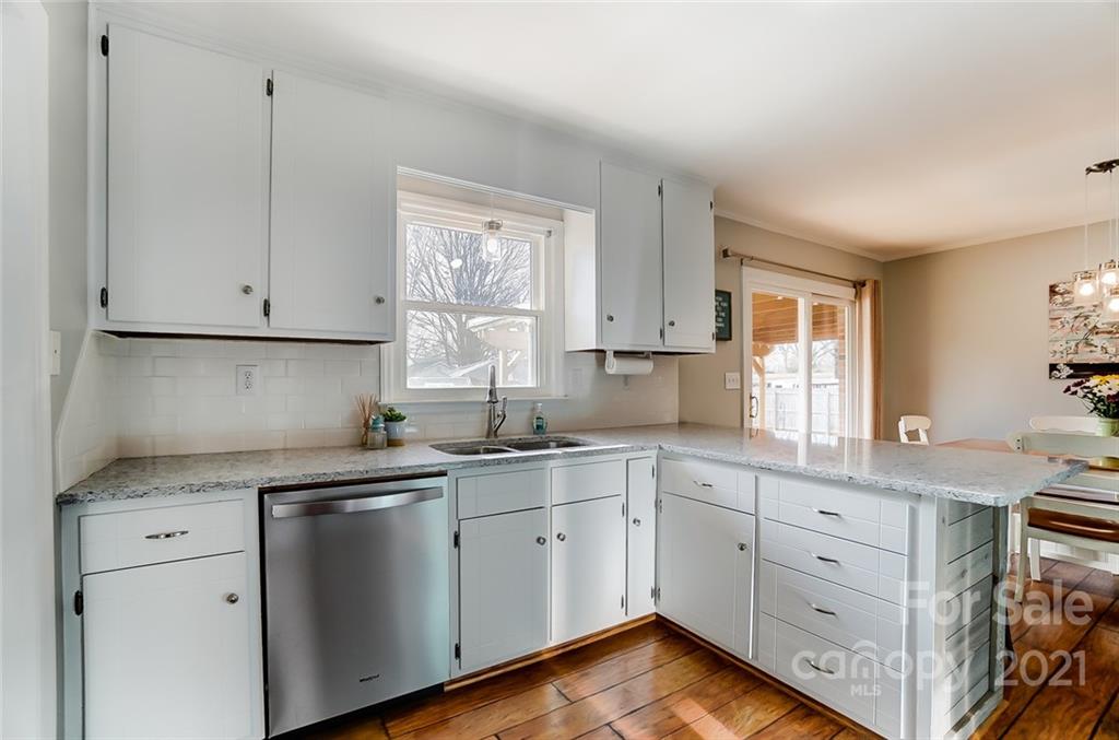 2714 Sunset Road Charlotte, NC 28216 - Photo 6 of 41 Gallery Image 6