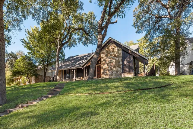a view of a house with a yard