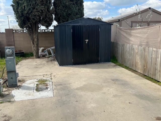 900 East Rankin Road, Unit 5 Tulare, CA 93274 - Photo 16 of 26 a view of backyard with potted plants