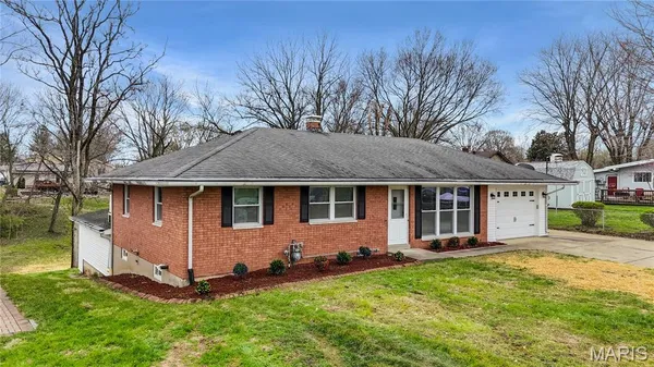 $240,000 | 100 Debbie Drive, Collinsville, IL 62234