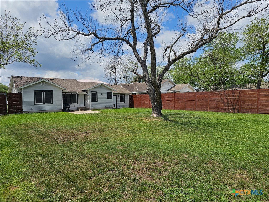 2002 North Wheeler Street Victoria, TX 77901 - Photo 4 of 36