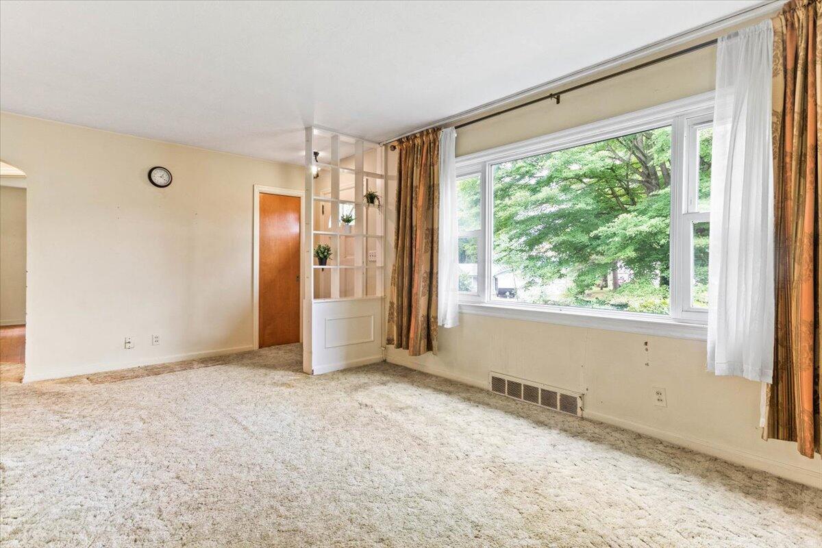 2910 Boving Road Southwest Lancaster, OH 43130 - Photo 10 of 25 Living Room
