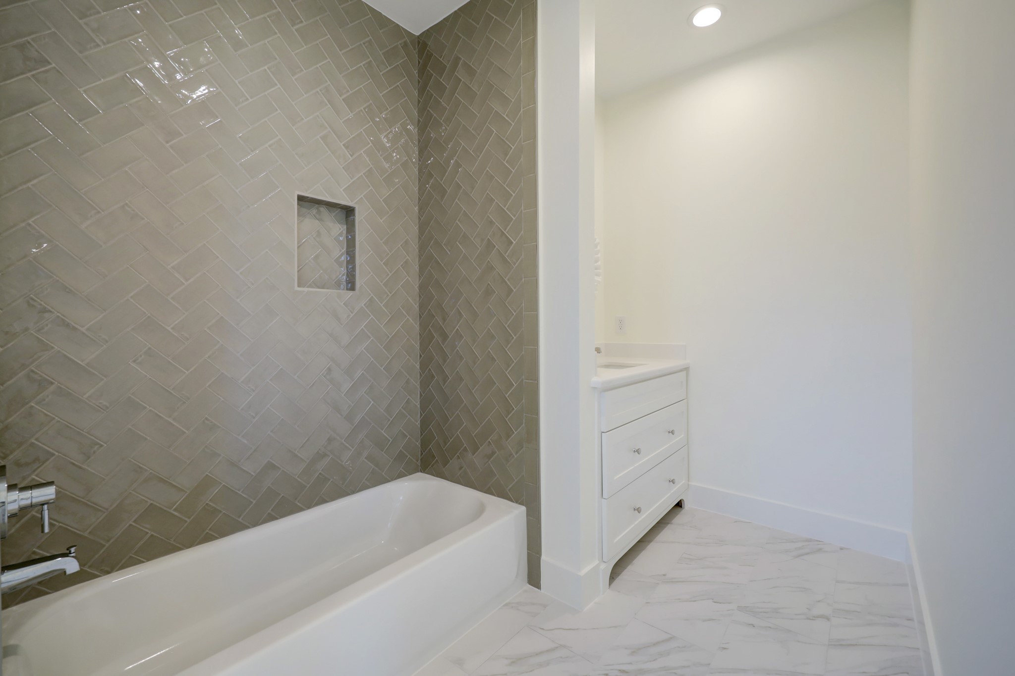 955 West 42nd Street Houston, TX 77018 - Photo 16 of 49 a bathroom with a bathtub and shower