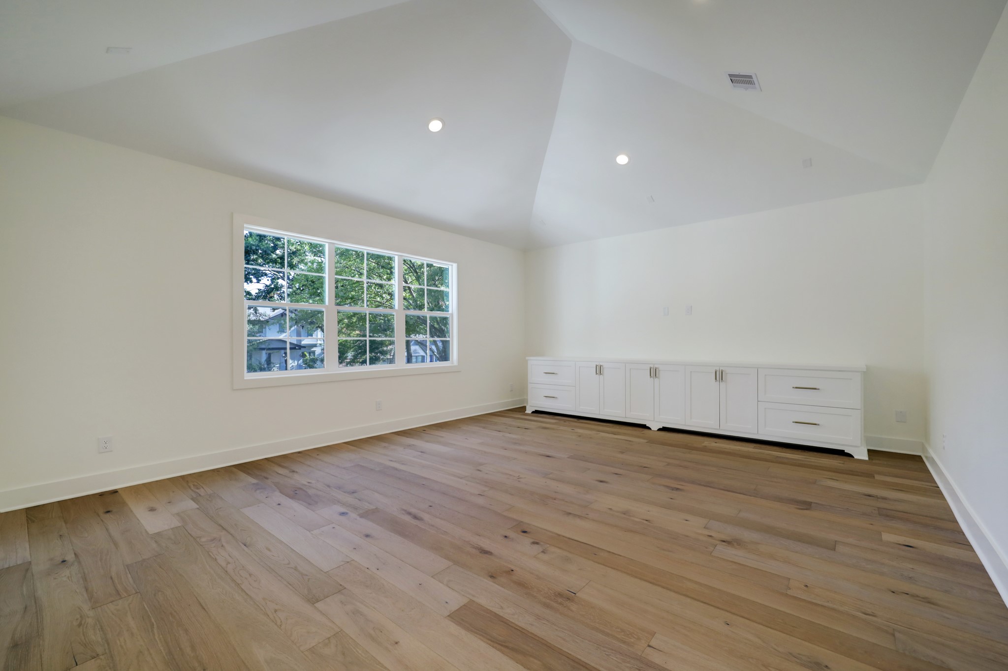 955 West 42nd Street Houston, TX 77018 - Photo 19 of 49 a view of an empty room with wooden floor and a window