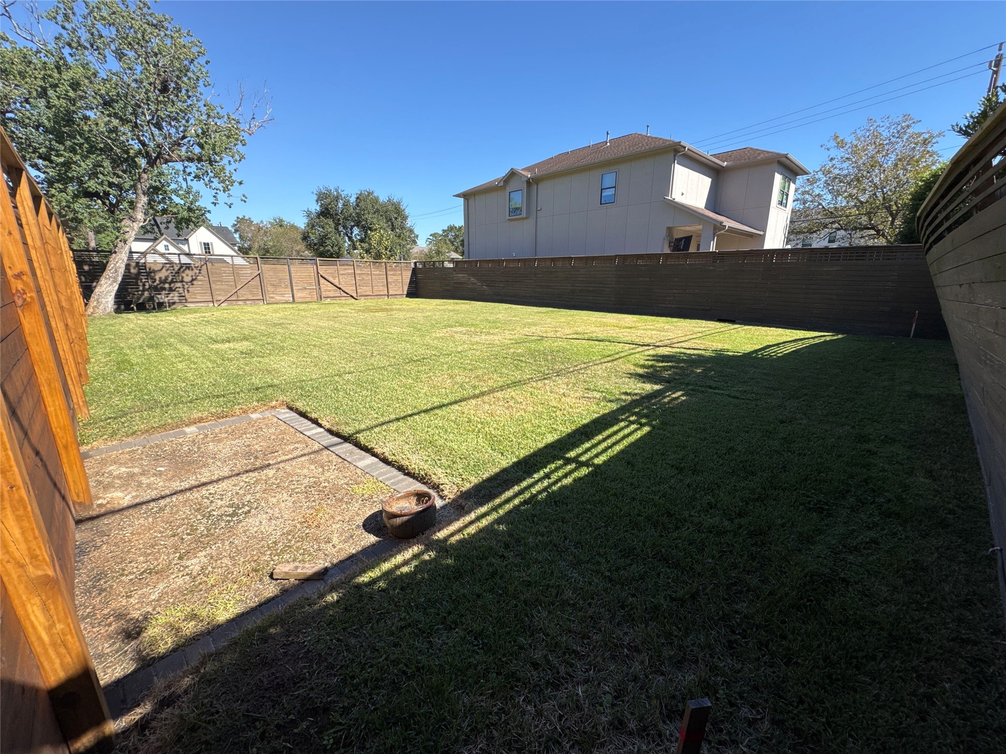 955 West 42nd Street Houston, TX 77018 - Photo 48 of 49 a view of a big room with a big yard