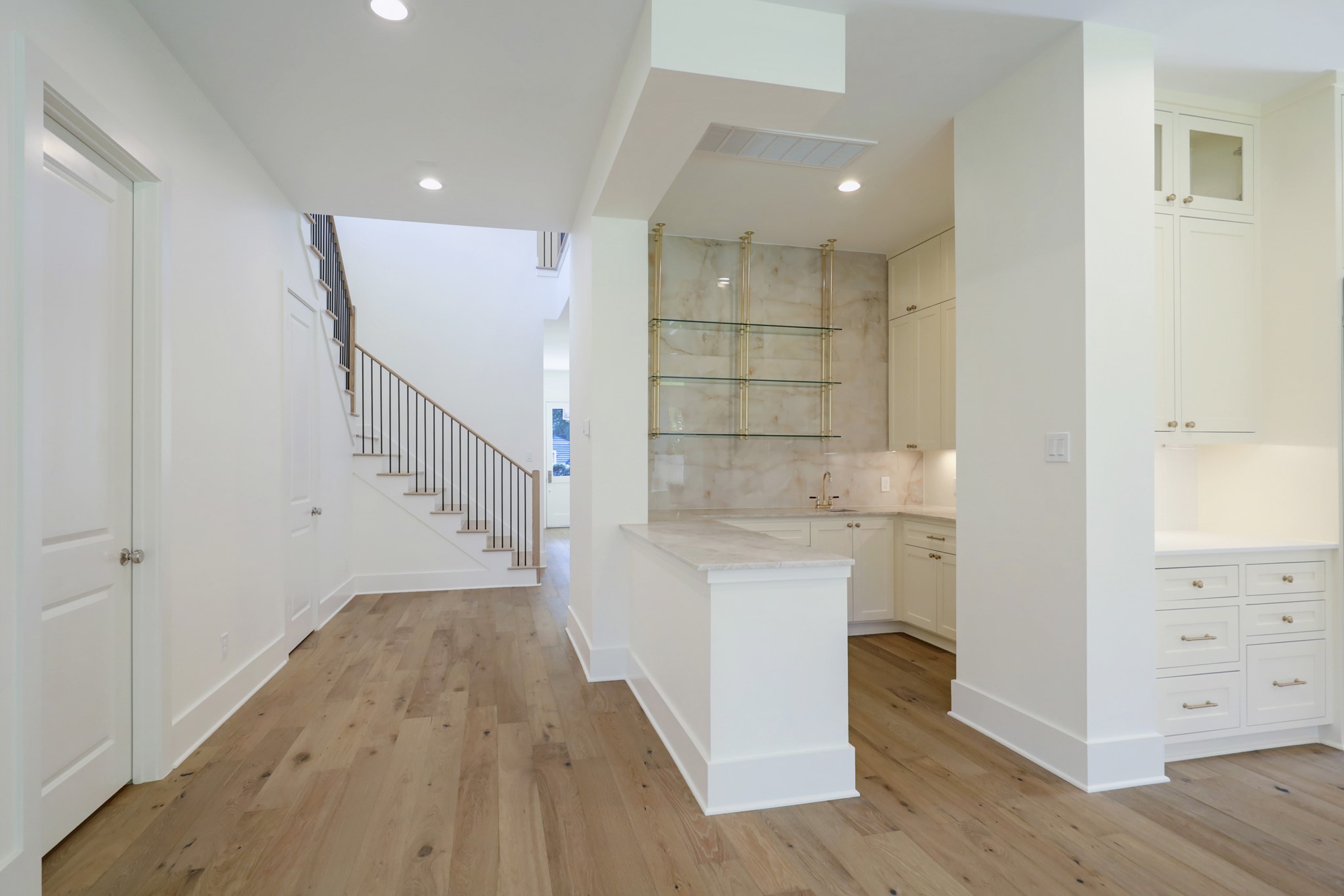 955 West 42nd Street Houston, TX 77018 - Photo 5 of 49 a view of entryway and hall with wooden floor