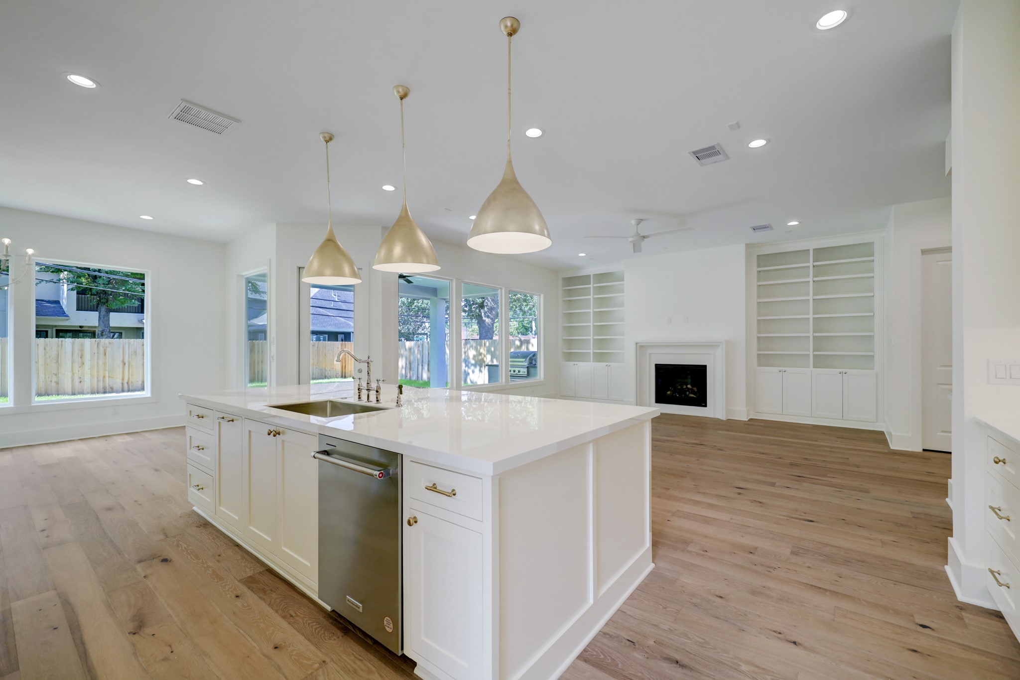 955 West 42nd Street Houston, TX 77018 - Photo 8 of 49 a large kitchen with kitchen island a stove a sink a center island and wooden floor