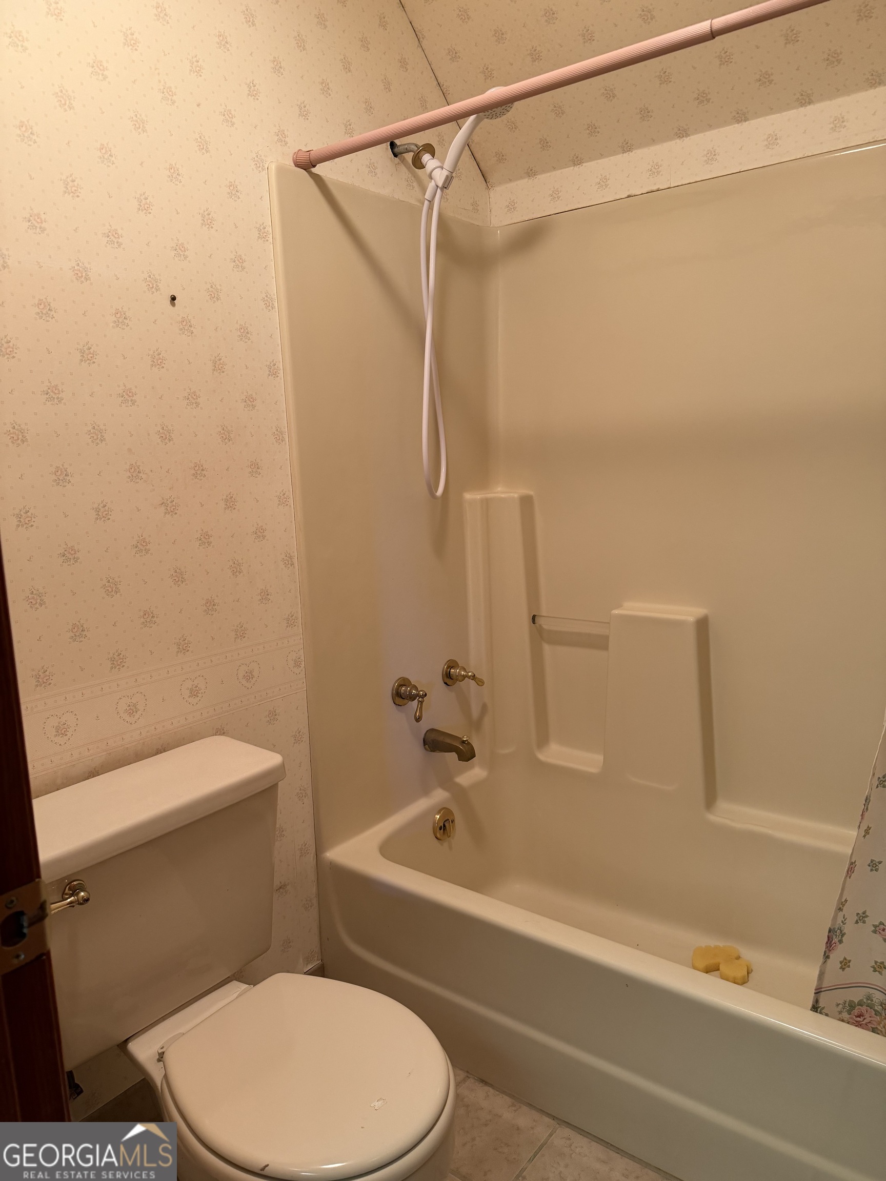 206 Ridge Circle Dublin, GA 31021 - Photo 26 of 40 a bathroom with a toilet and a bathtub