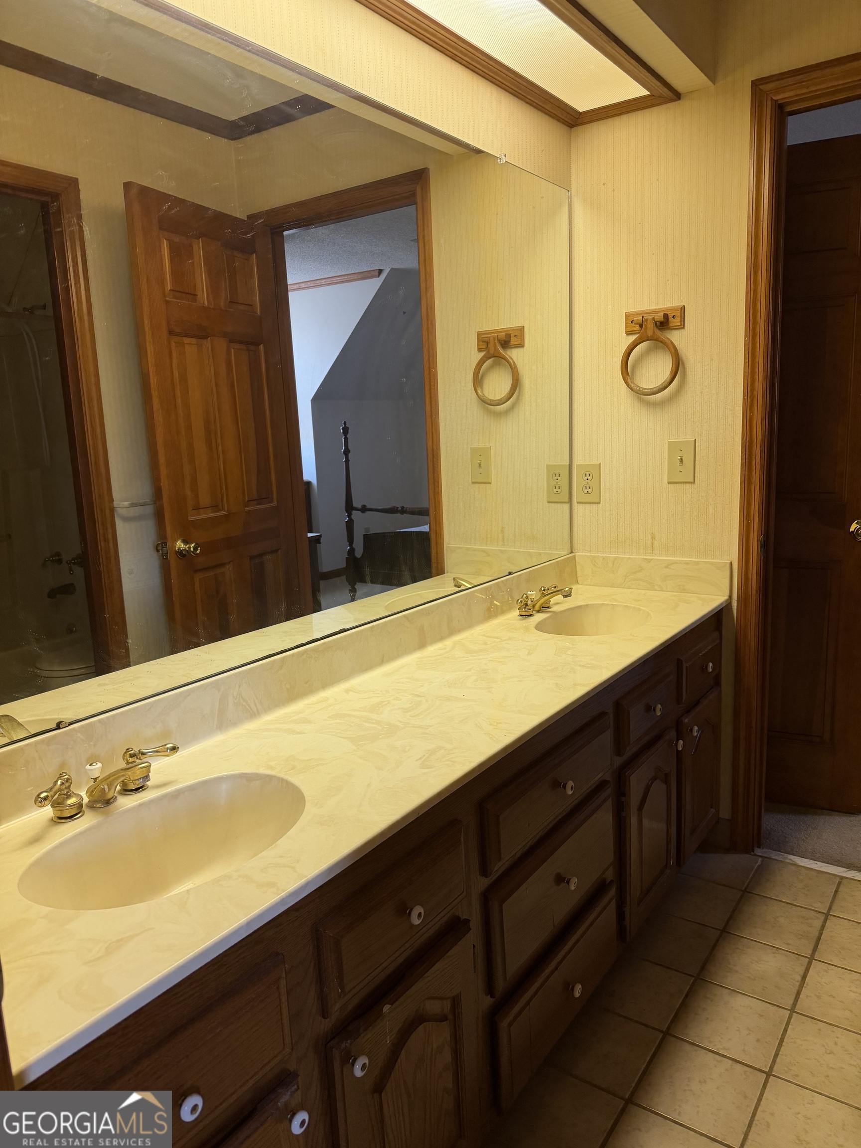 206 Ridge Circle Dublin, GA 31021 - Photo 27 of 40 a bathroom with a double vanity sink and mirror