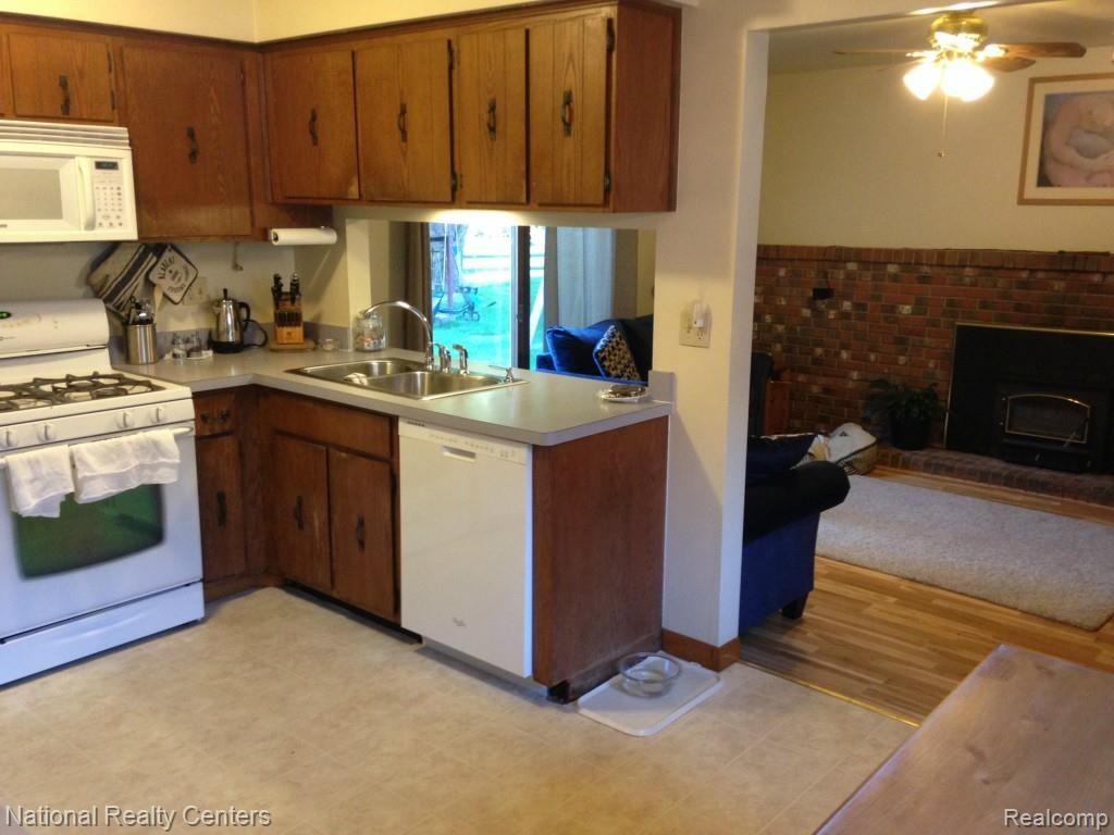 551 Meadowlake Road Canton, MI 48188 - Photo 2 of 20 065.jpg