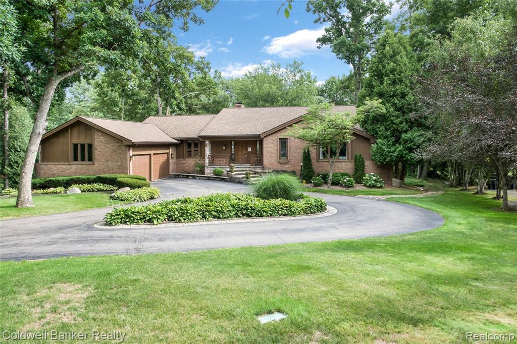 135 West Hickory Grove Road Bloomfield Hills, MI 48304 - Photo 1 of 42