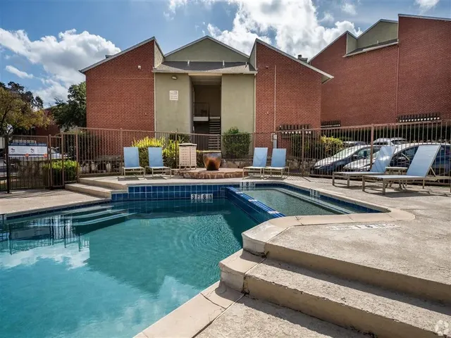 $1,080 | 7610 Cameron Road, Unit 380, Austin, TX 78752