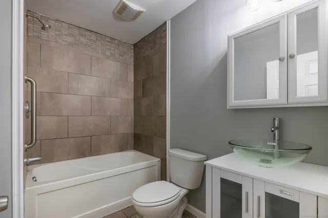 $2,700 | 610 Tunxis Hill Road, Unit 2, Fairfield, CT 06825