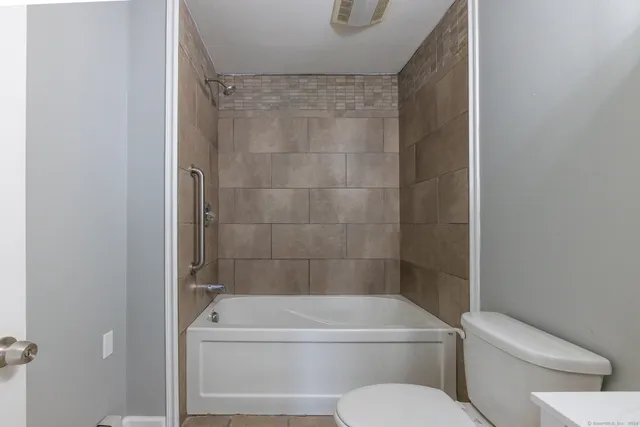 $2,700 | 610 Tunxis Hill Road, Unit 2, Fairfield, CT 06825